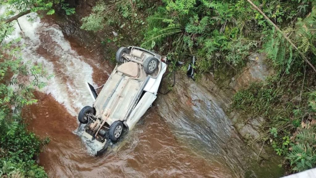 Acidente grave: carro cai de ponte de 30 metros