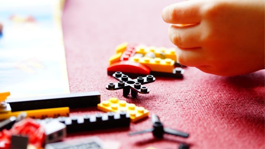 Criança de 4 anos engole brinquedo e é levada às pressas para o hospital