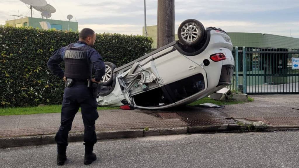 Bêbado capota carro em Florianópolis e tenta fugir da GM
