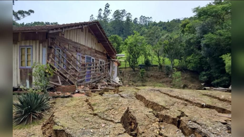 Casas são condenadas após movimentações de terra em SC