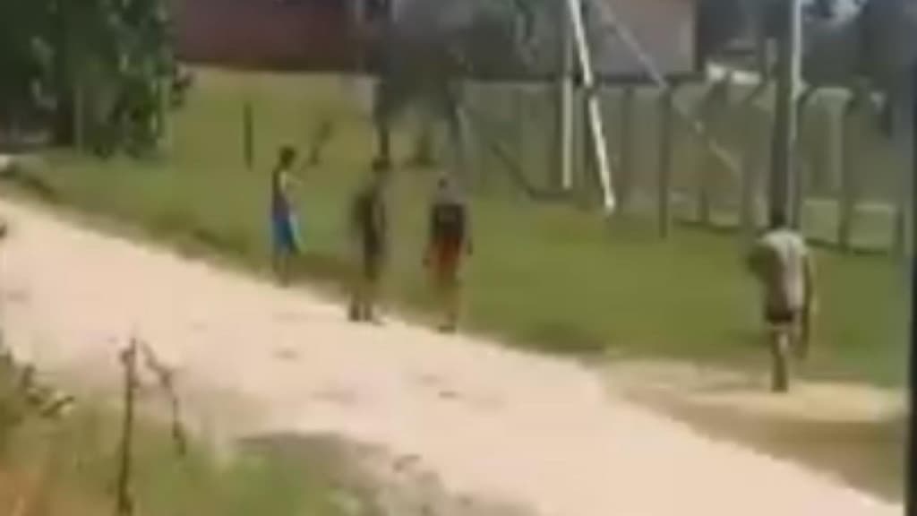 Homem tenta agredir crianças à pauladas em campo de futebol