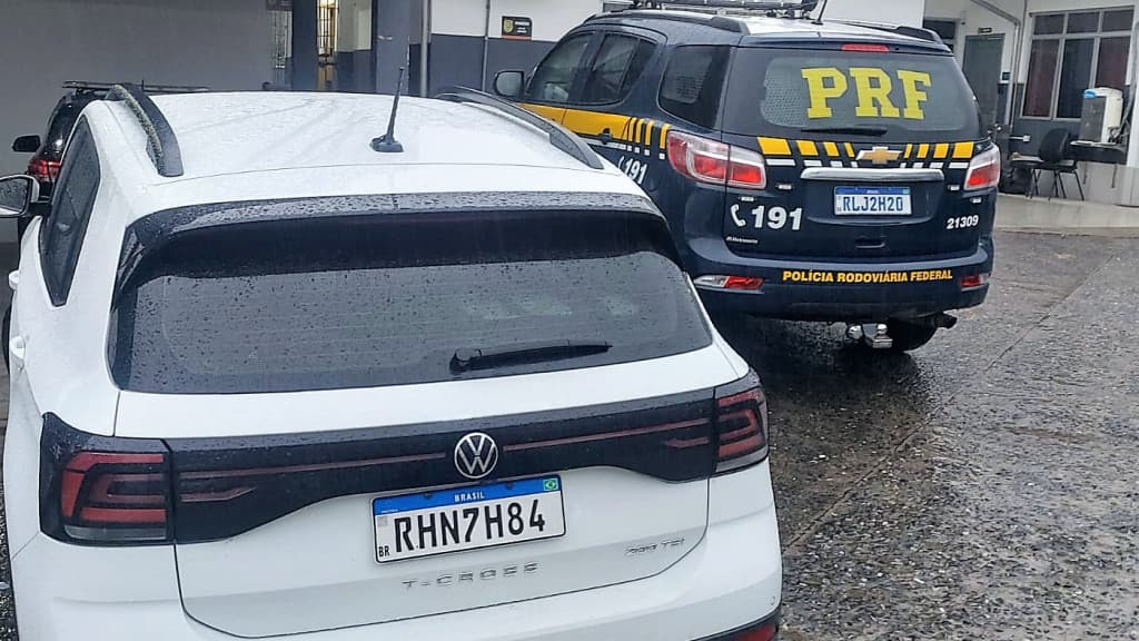 Homem é preso após ser flagrado com carro alugado não devolvido em alta velocidade na BR-101, em Itajaí