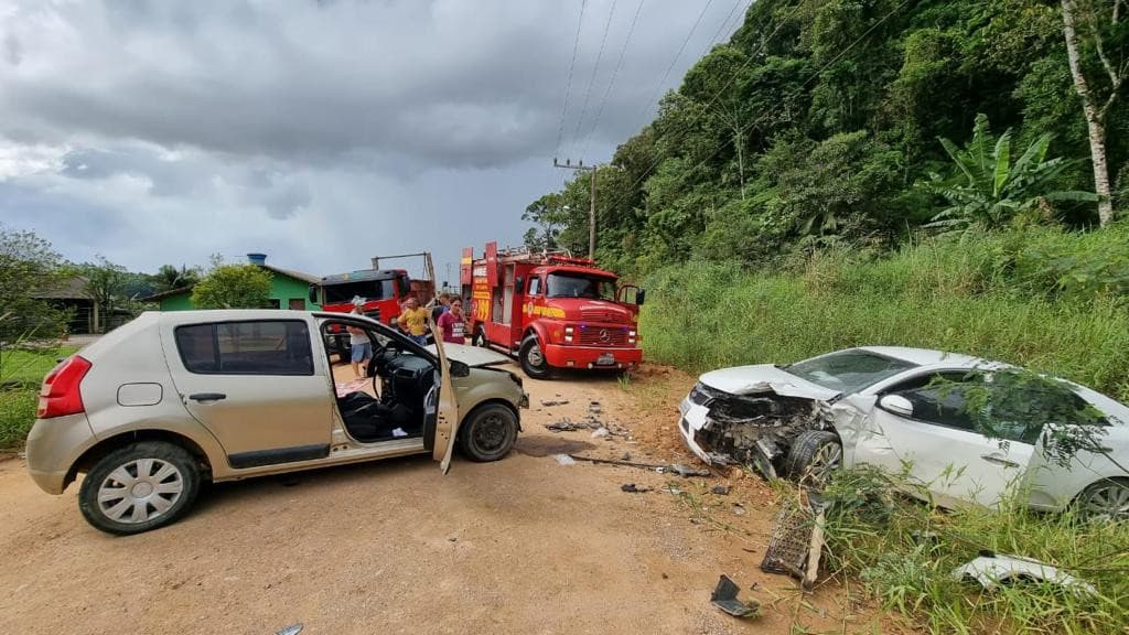 Adolescente fica preso às ferragens após se envolver em grave acidente de trânsito