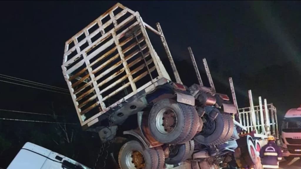 Carreta fica pendurada em ponte na BR 470 e mobiliza resgate