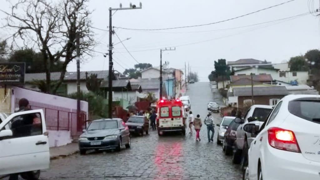 Motorista de Uber é baleado por taxista na frente dos filhos