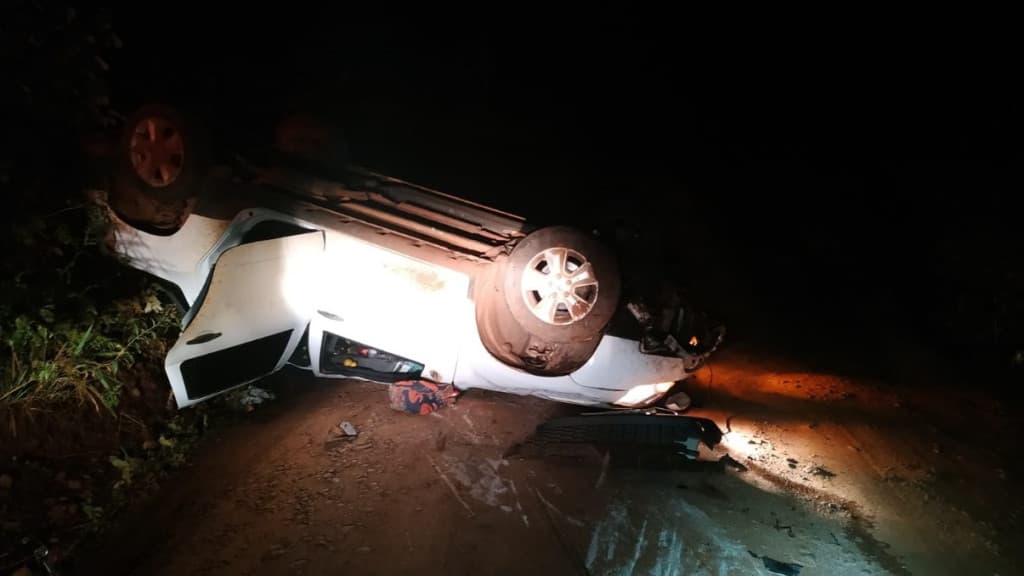 Perseguição policial termina em capotamento na SC-480