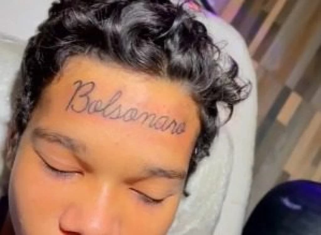 Rapaz viraliza após tatuar “Bolsonaro” na testa