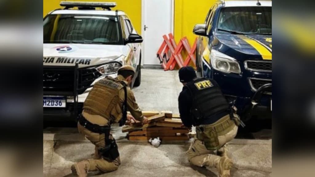 Carro com placas de Tijucas é flagrado com 20 kg de maconha na BR-101