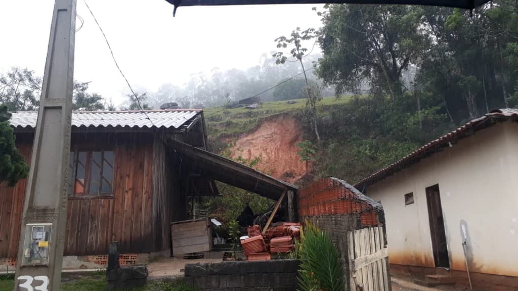 “Foi horrível”: deslizamento de terra quase leva casas em Tijucas