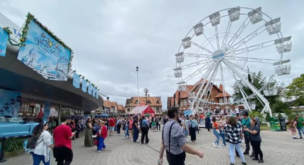 Com ingressos esgotados, Oktoberfest Blumenau enche pavilhões desde o início deste sábado