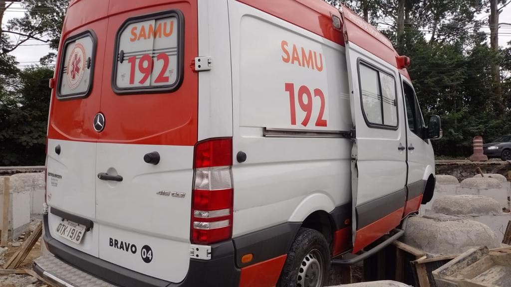 Idoso é encontrado prensado embaixo de carro pelo próprio filho