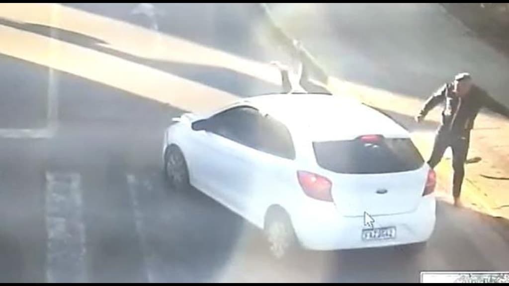 VÍDEO: Mulher é atropelada na faixa de pedestres em Tijucas