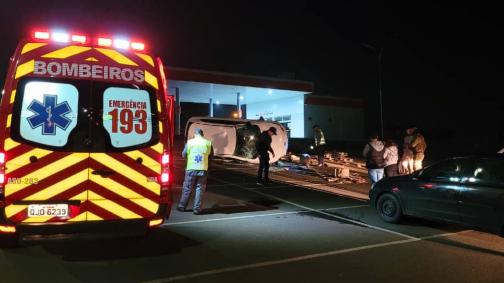 Motorista capota com veículo após colidir contra pilar em SC