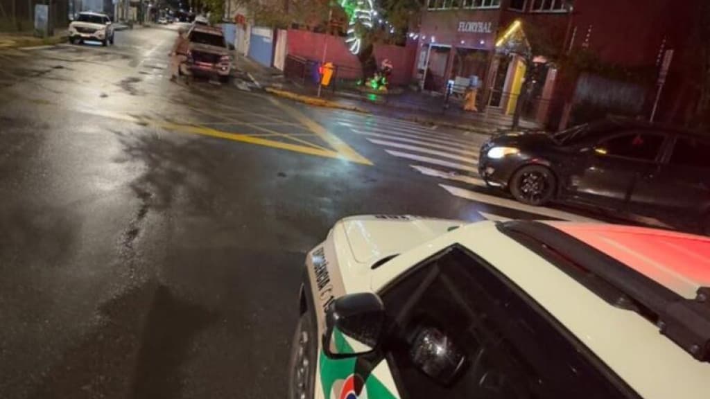 Refém pula de carro em movimento e assaltantes são presos em Itajaí