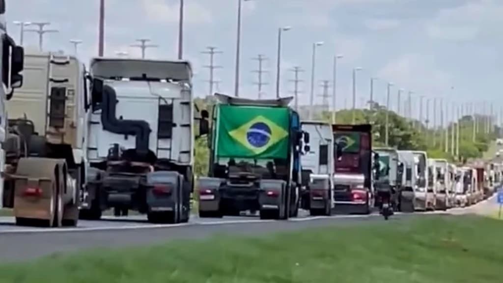 Caminhões chegam a Brasília para reforçar manifestações