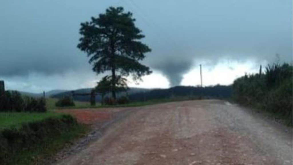 Cidade catarinense registra tornado com ventos de 100 km/h e deixa rastros de destruição