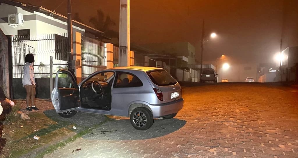 Jovem de São João Batista está entre a vida e a morte após ser baleado no portão de casa