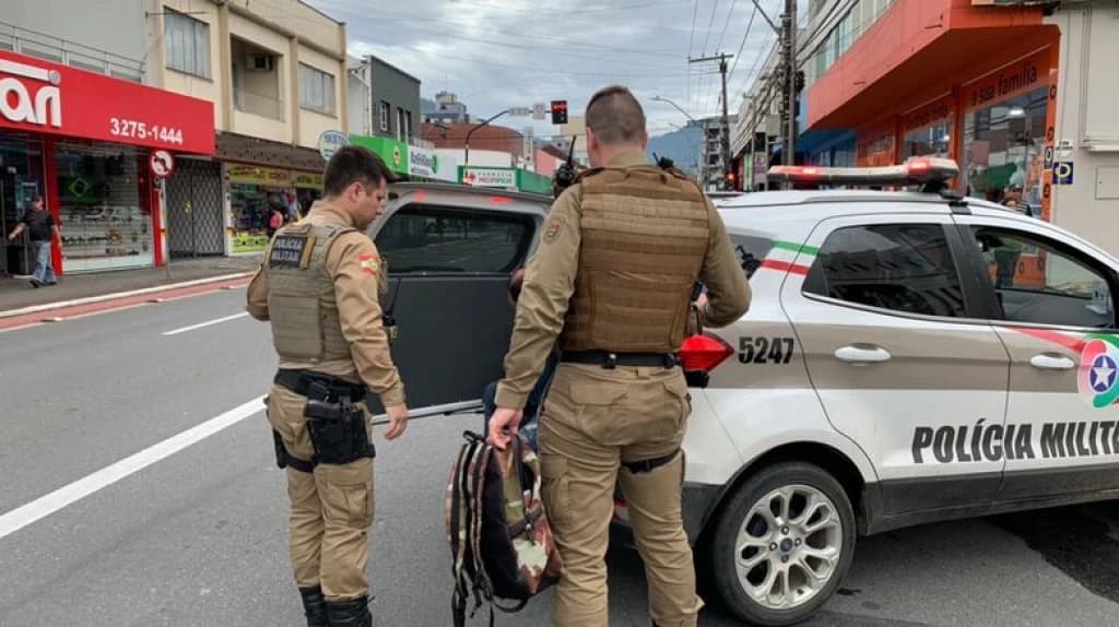 Vendedor de doces é preso após agarrar adolescente e idosa em SC