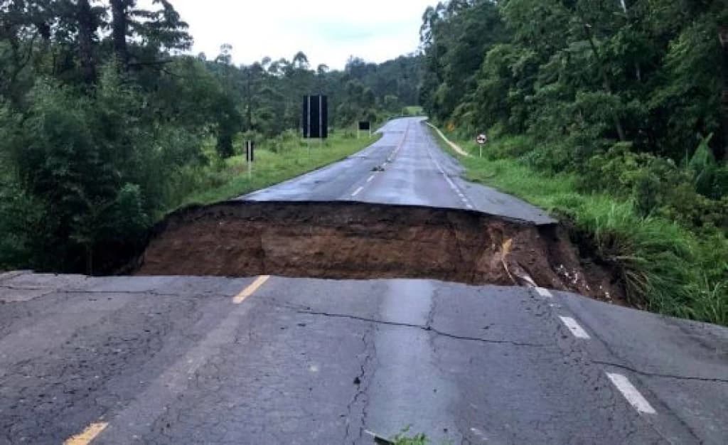 Pista cede e abre cratera gigantesca na BR-280, em Corupá