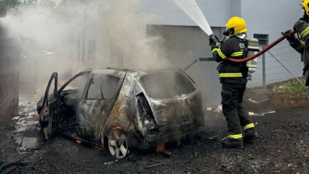 Homem sofre queimaduras após carro pegar fogo