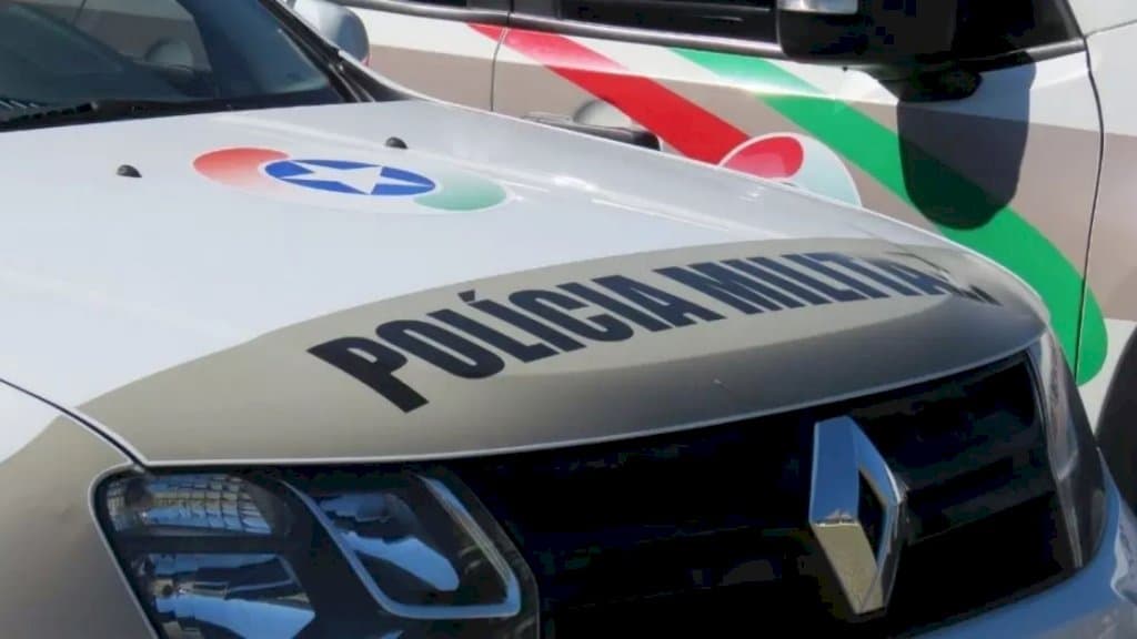 Mulher é conduzida à delegacia após deixar criança sozinha em apartamento, em SC