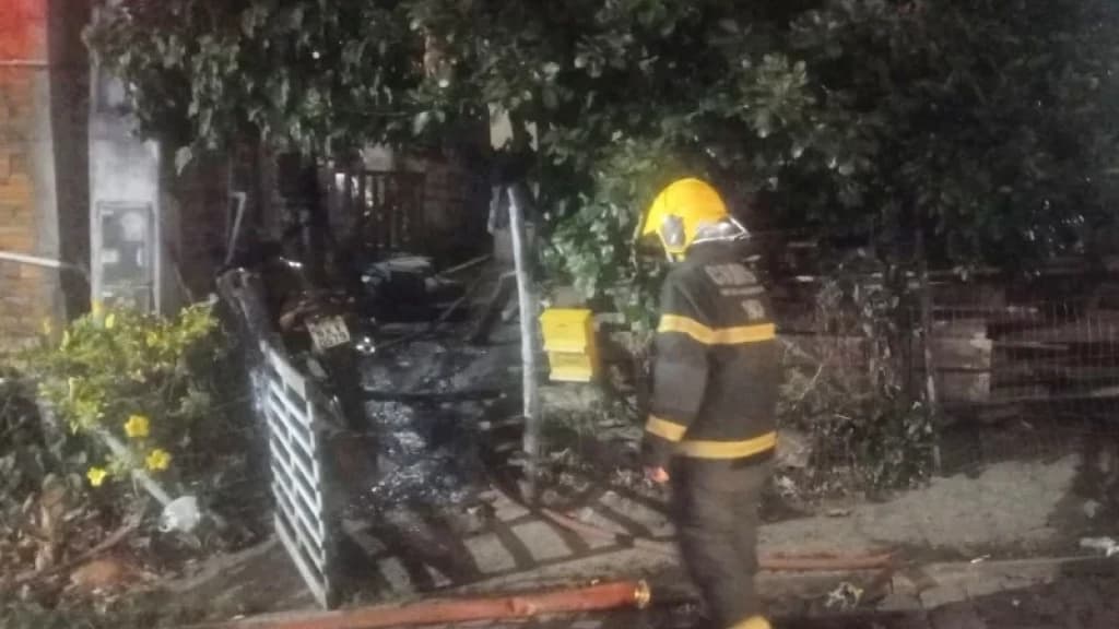 Homem morre carbonizado dentro de residência após incêndio