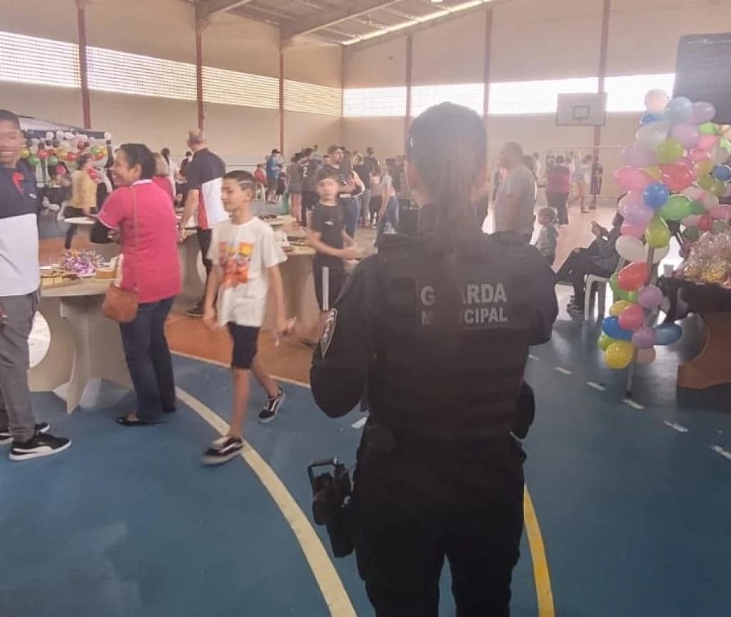 Criança de 7 anos é salva pela GM após se engasgar com pirulito