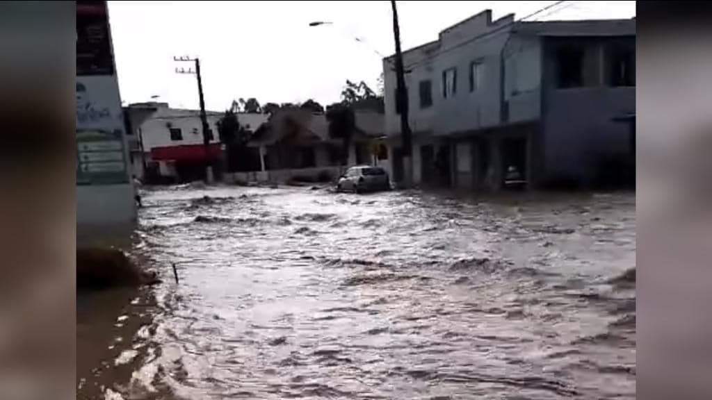 Enxurrada provoca alagamentos e causa prejuízos no Alto Vale