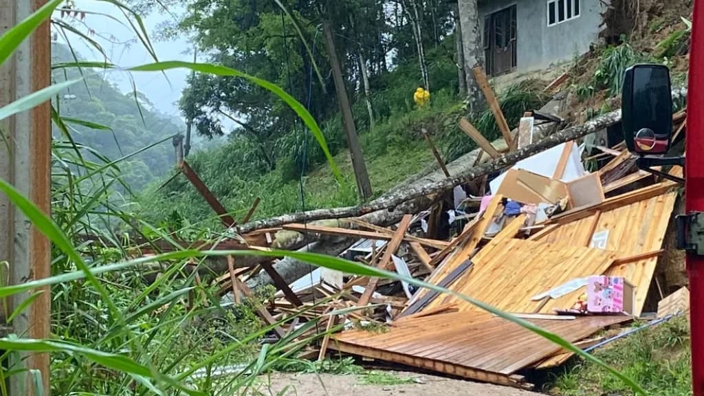 Deslizamento de terra destrói casa e deixa moradores feridos em Blumenau