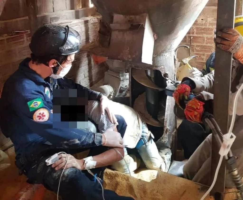 Trabalhador tem o pé triturado por máquina de moer grãos