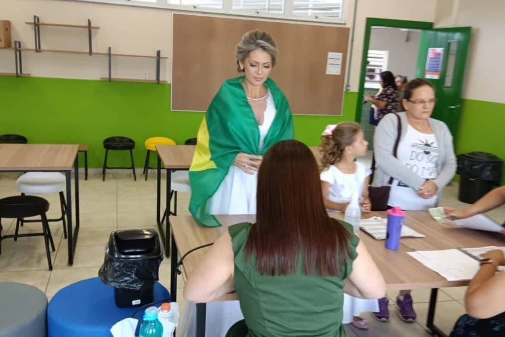 Antes de casar mulher vota vestida de noiva em SC