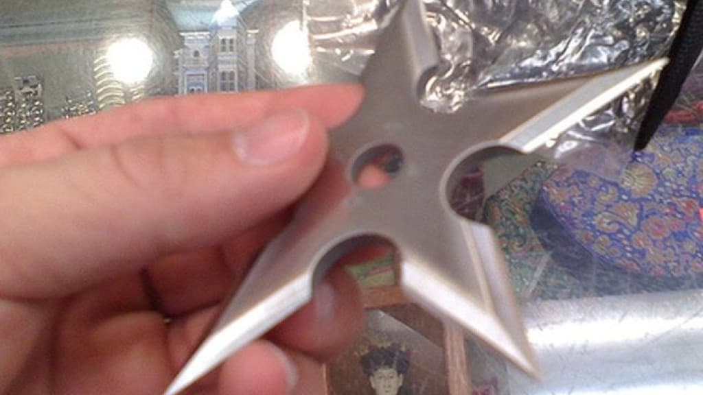 Homem ataca esposa com shuriken em SC