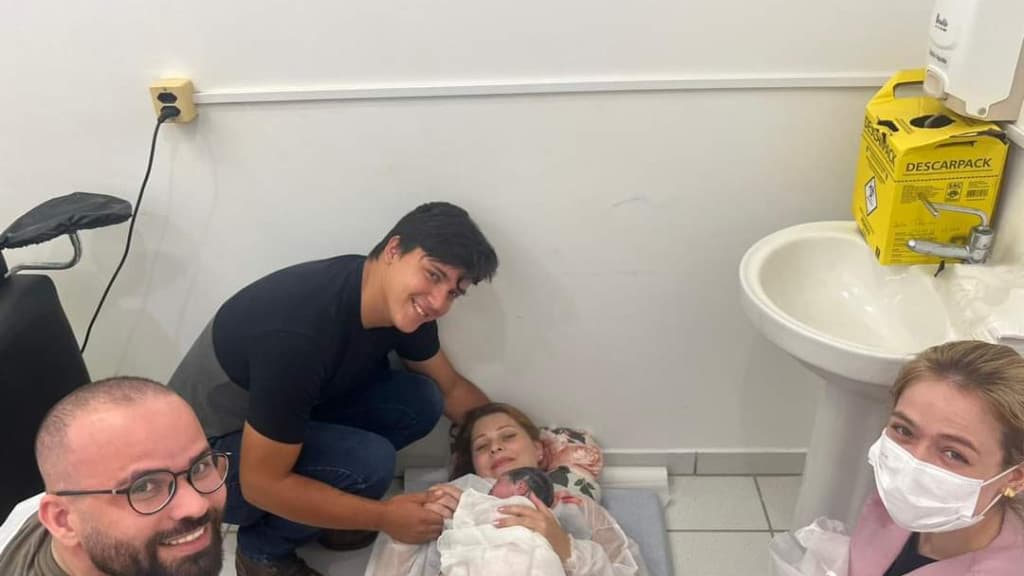Mãe dá à luz em colchão improvisado no posto de saúde