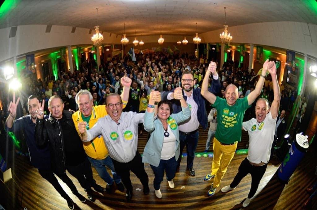 Hang declara voto em Jorginho Mello durante comício do PL
