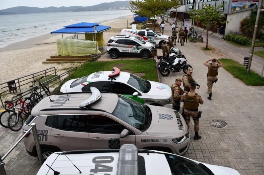 Traficante, usuários e “olheiros” são abordados no Calçadão da Meia Praia pela PM
