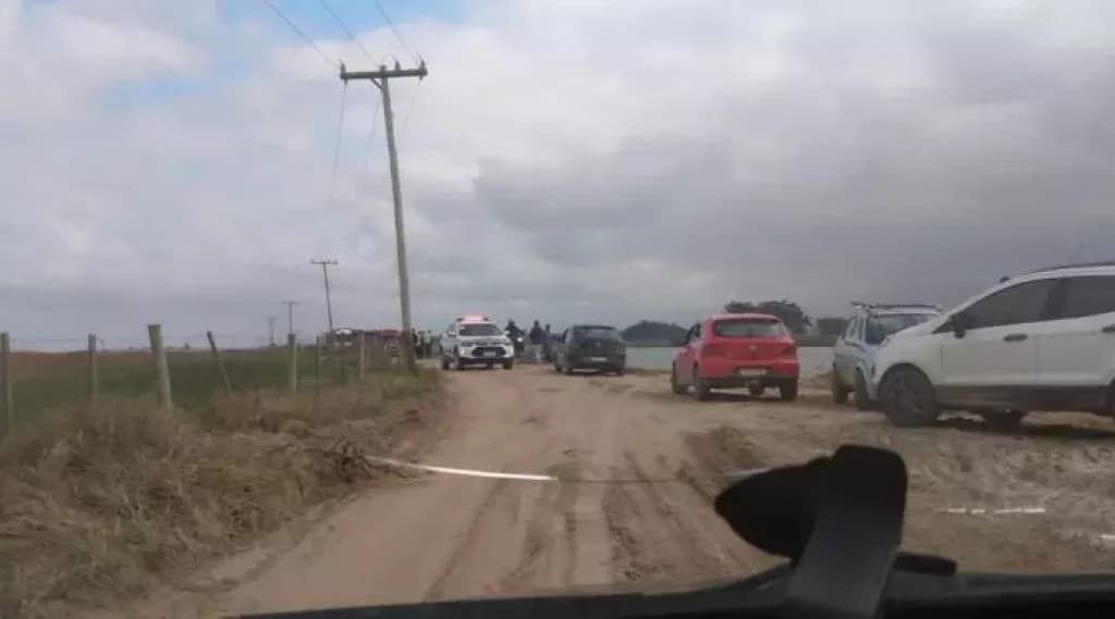 Carro cai em rio e idosa morre afogada em SC