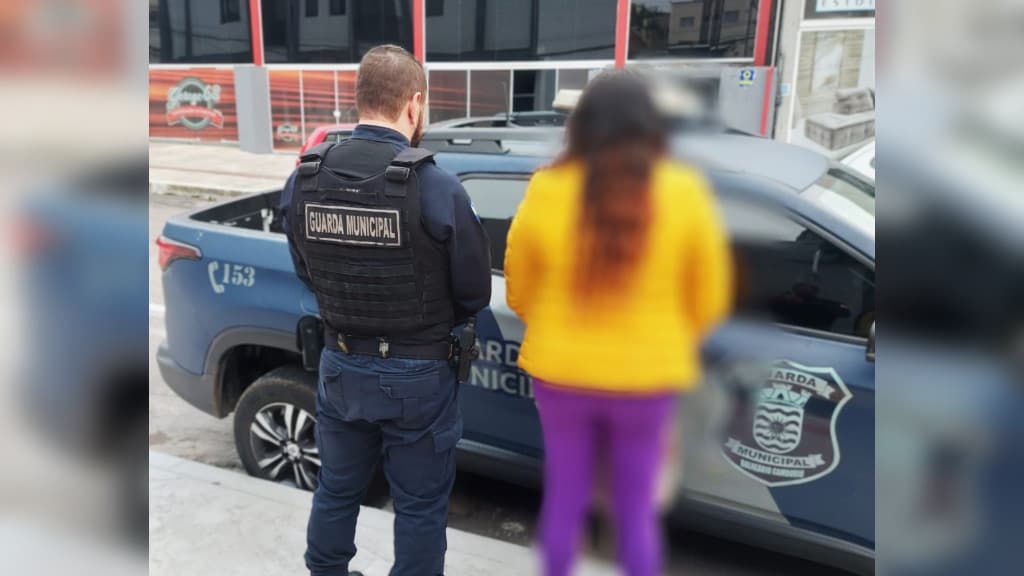 Mulher surta, agride marido e é presa após furtar itens com ajuda de moradores de rua