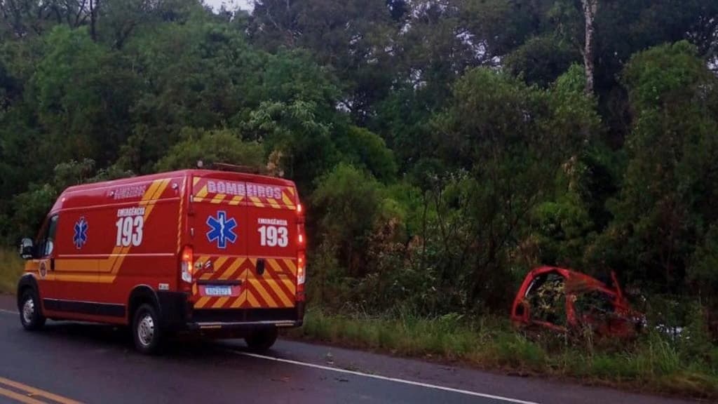 Adolescente é ejetada e morre após acidente entre carro e caminhão na SC-135