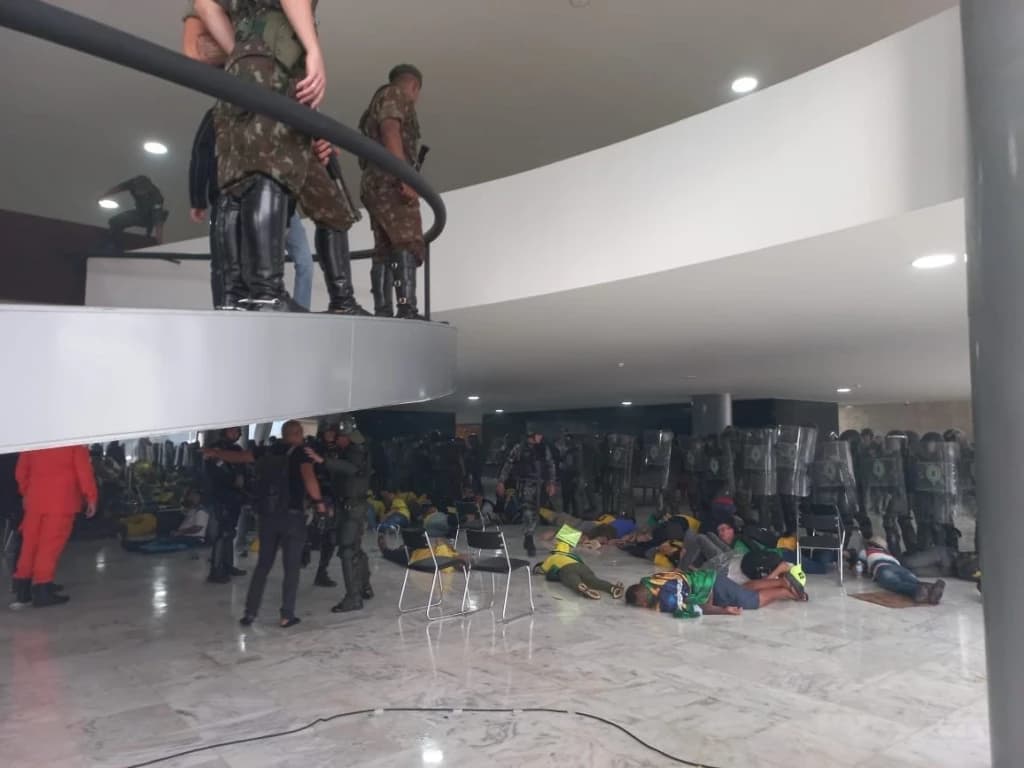 Prisões em massa após forças de segurança desocuparem Brasília