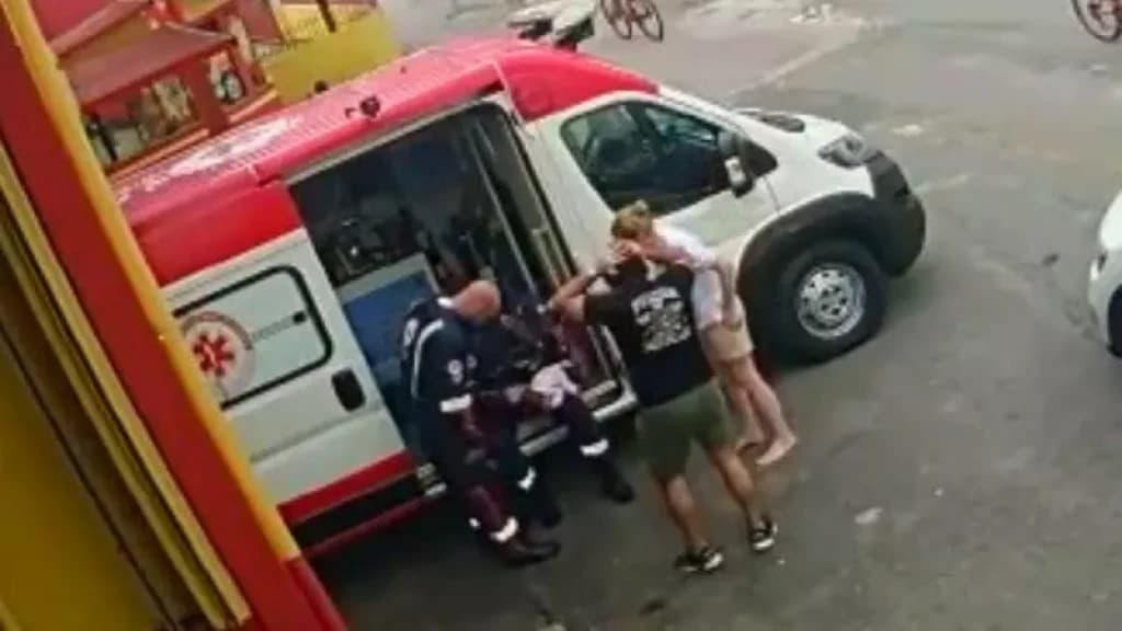 VÍDEO: Bebê engasgado é salvo por socorrista em Itajaí