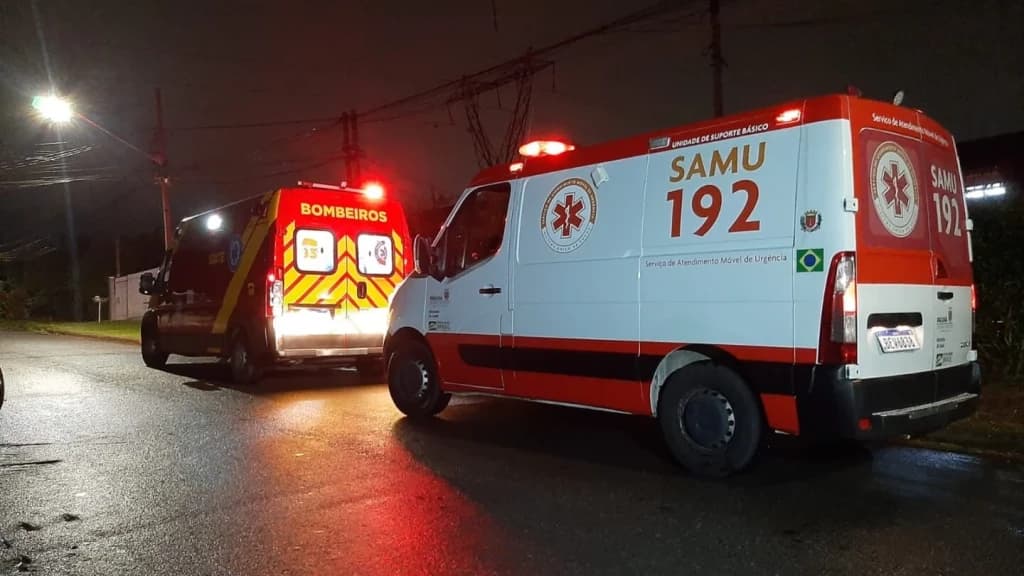 Mulher é esfaqueada, tenta beijar bombeiro e foge sem atendimento