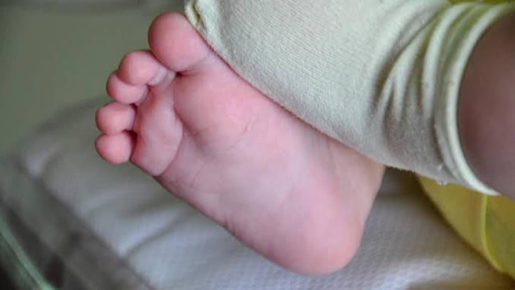 Madrasta insere desodorante em ânus de bebê porque ele “fazia muito cocô”