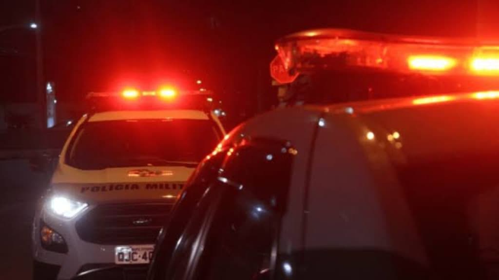 Discussão de casal termina com mulher empurrando companheira de sacada