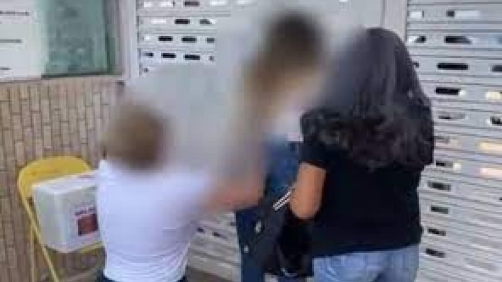 Mãe se desespera ajoelhada e chora por filha não conseguir fazer prova do Enem