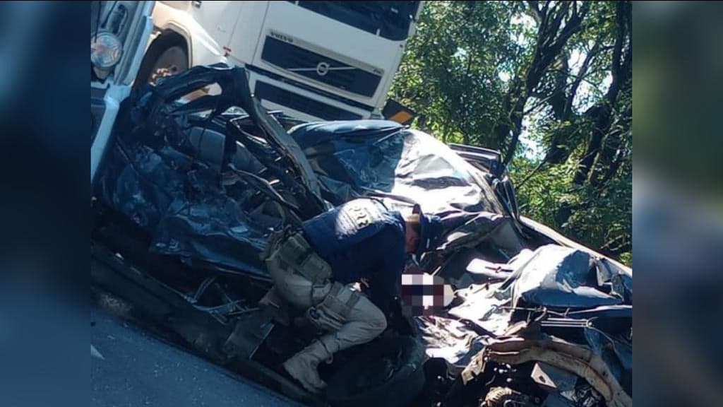 Motorista morre após colisão frontal entre carro e caminhão na BR-282