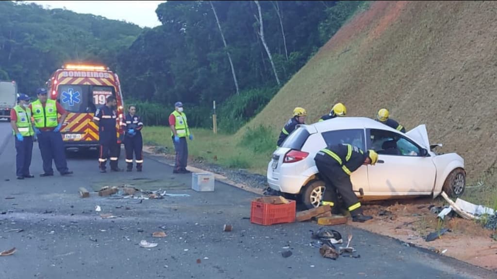 Colisão entre carro e caminhão deixa homem morto na BR-470