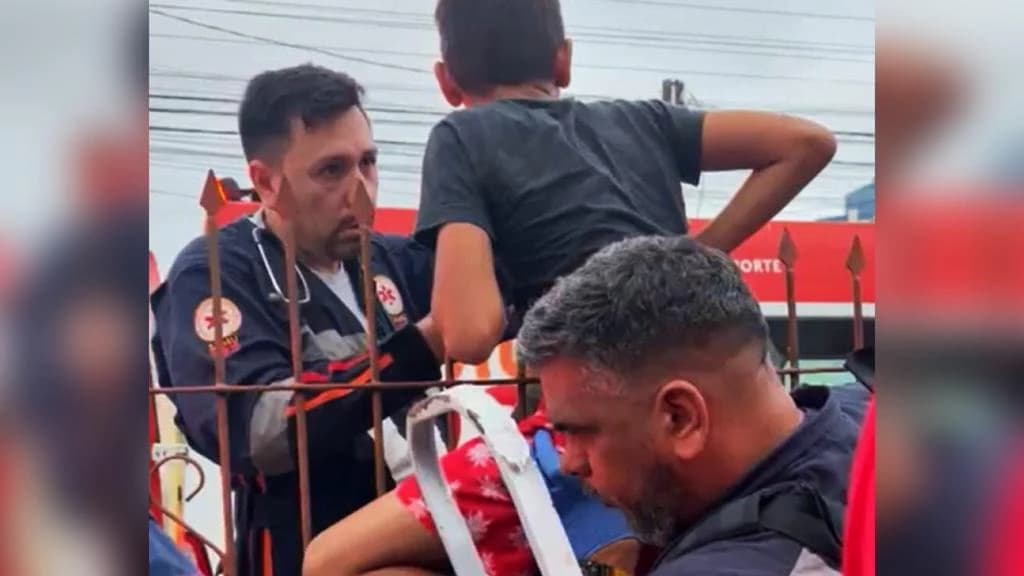 Menino tenta pular portão de casa e crava lança na barriga, em Itajaí
