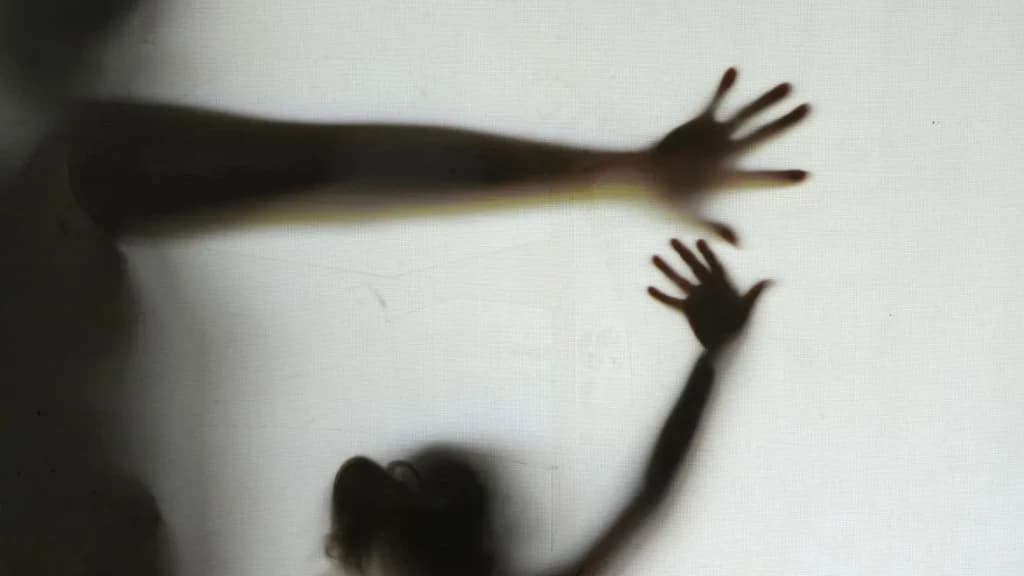 Homem se aproveita e tenta estuprar amiga alcoolizada