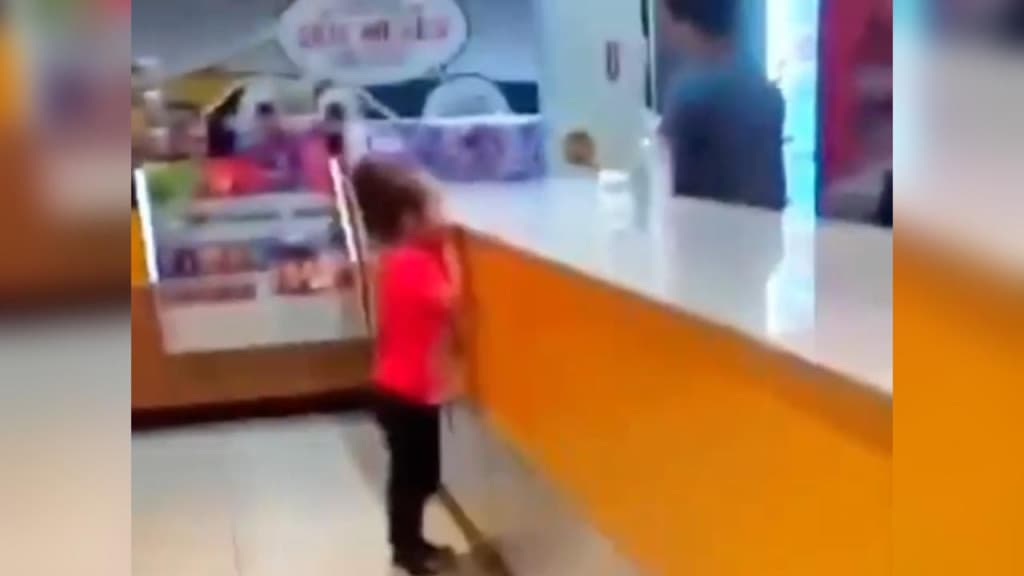 Mãe de menina autista ameaça trabalhadora em cinema por não vender pipoca “no pix”