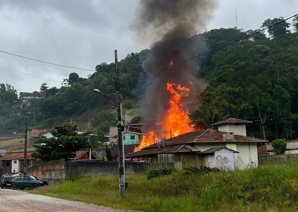 TRAGÉDIA: Residência pega fogo e menina de 4 anos morre carbonizada em Brusque